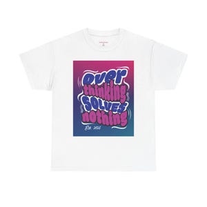 Puede incluir: Camiseta blanca con un gráfico colorido que dice "Overthinking Solves Nothing" en una fuente de burbujas. El gráfico tiene un degradado de rosa, azul y morado. El texto "Est. 2023" está debajo.