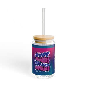Puede incluir: Un vaso de vidrio transparente con tapa de bambú y pajita transparente. El vaso presenta un diseño degradado colorido con el texto "Overthinking Solves Nothing" en fuente de burbujas. El texto "Est. 2028" está debajo.