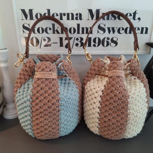 Op de afbeelding: Een set van drie keramische mokken met een gespikkelde, matte afwerking. De mokken zijn in blauwe, groene en witte tinten. Elke mok heeft een eenvoudig, modern ontwerp, perfect voor koffie of thee.