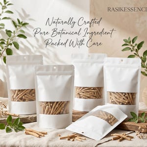 K&ouml;nnte beinhalten: Wei&szlig;e Beutel mit transparentem Fenster, gef&uuml;llt mit hellbraunen St&auml;bchen, sind auf einer Holzoberfl&auml;che angeordnet. Der Text "Naturally Crafted Pure Botanical Ingredient Packed With Care" ist sichtbar. Die Beutel sind versiegelt und verkaufsfertig.
