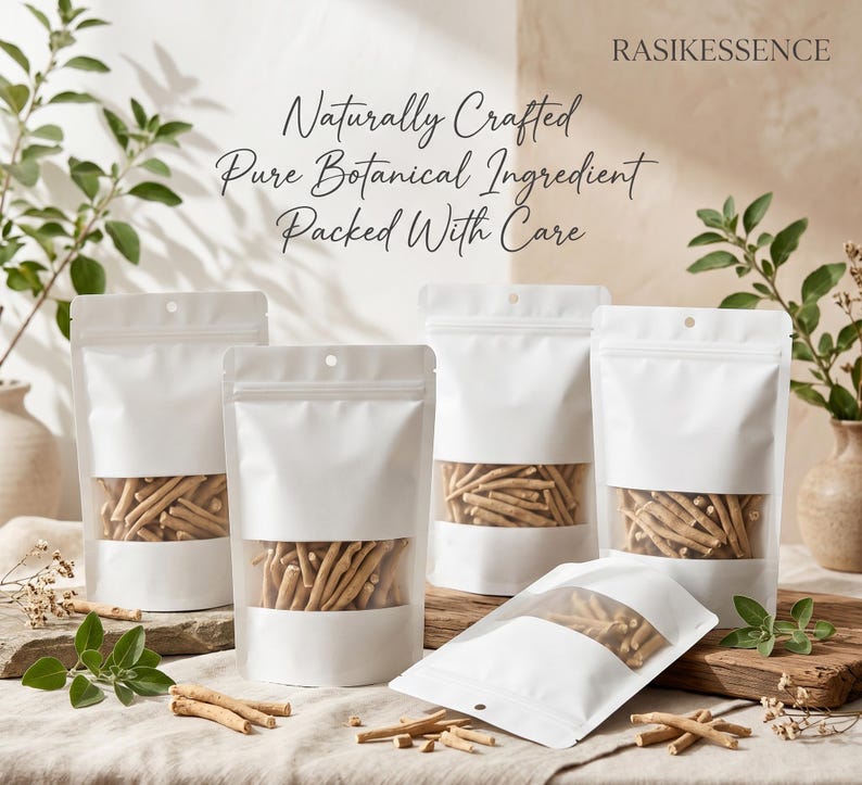 K&ouml;nnte beinhalten: Wei&szlig;e Beutel mit transparentem Fenster, gef&uuml;llt mit hellbraunen St&auml;bchen, sind auf einer Holzoberfl&auml;che angeordnet. Der Text "Naturally Crafted Pure Botanical Ingredient Packed With Care" ist sichtbar. Die Beutel sind versiegelt und verkaufsfertig.