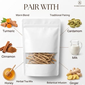 K&ouml;nnte beinhalten: Ein wei&szlig;er Beutel mit einem transparenten Fenster, das eine Kr&auml;uterteemischung zeigt, umgeben von Zutaten wie Kurkuma, Zimt, Kardamom, Ingwer, Honig und Milch. Der Text "PAIR WITH" steht oben.
