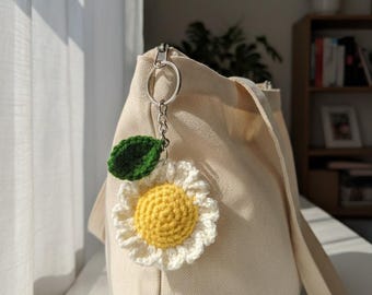 Gehäkelte Daisy Flower Keychain, handgemachter Garn-Schlüsselring