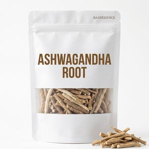 K&ouml;nnte beinhalten: Ein wei&szlig;er Beutel mit einem transparenten Fenster, das Ashwagandha-Wurzel zeigt. Der Text "ASHWAGANDHA ROOT" ist in Braun gedruckt. Ein kleiner Haufen Ashwagandha-Wurzel liegt neben dem Beutel. Der Markenname "RASIKESSENCE" ist oben aufgedruckt.