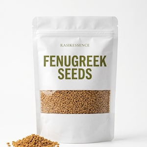 Pode incluir: Um saco branco de sementes de feno-grego com uma janela transparente, mostrando as sementes. O texto "FENUGREEK SEEDS" está impresso em verde. Uma pequena pilha de sementes está em frente ao saco. A marca "RASIKESSENCE" está impressa acima.