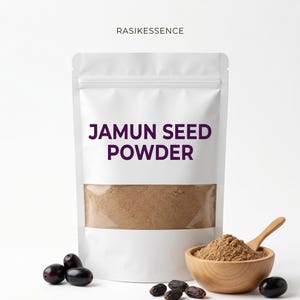Puede incluir: Una bolsa blanca vertical etiquetada RASIKESSENCE JAMUN SEED POWDER que contiene polvo marrón, con un cuenco de madera lleno del mismo polvo y varias frutas jamun de color morado oscuro dispuestas alrededor de la base del envase.