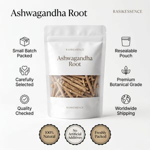 K&ouml;nnte beinhalten: Ein wei&szlig;er, wiederverschlie&szlig;barer Beutel mit Ashwagandha-Wurzel. Der Beutel hat ein klares Fenster, das die getrockneten Wurzelst&uuml;cke zeigt. Auf dem Beutel steht "Ashwagandha Root" und "RASIKESSENCE". Zus&auml;tzlicher Text weist darauf hin, dass das Produkt in kleinen Chargen verpackt, sorgf&auml;ltig ausgew&auml;hlt, qualit&auml;tsgepr&uuml;ft, 100 % nat&uuml;rlich und frisch verpackt ist.