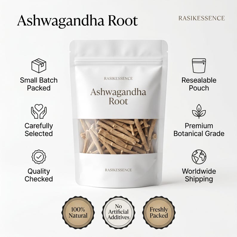 K&ouml;nnte beinhalten: Ein wei&szlig;er, wiederverschlie&szlig;barer Beutel mit Ashwagandha-Wurzel. Der Beutel hat ein klares Fenster, das die getrockneten Wurzelst&uuml;cke zeigt. Auf dem Beutel steht "Ashwagandha Root" und "RASIKESSENCE". Zus&auml;tzlicher Text weist darauf hin, dass das Produkt in kleinen Chargen verpackt, sorgf&auml;ltig ausgew&auml;hlt, qualit&auml;tsgepr&uuml;ft, 100 % nat&uuml;rlich und frisch verpackt ist.