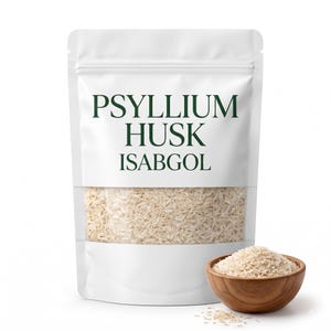 Könnte beinhalten: Ein weißer Standbeutel mit einem Sichtfenster, das hellbeige Flohsamenschalen zeigt. Der Text PSYLLIUM HUSK ISABGOL ist in Dunkelgrün auf der Vorderseite aufgedruckt. Eine kleine Holzschale mit den gleichen hellbeigen Schalen steht daneben.