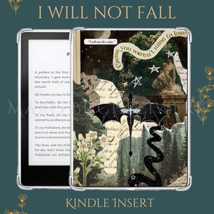 Könnte beinhalten: Kindle-Einsatz mit Fantasy-Design. Er zeigt einen schwarzen Drachen, einen Sternenhimmel und den Text "I WILL NOT FALL". Das Design beinhaltet ein Zitat und eine Waldszene. Der Hintergrund ist eine Collage aus Vintage-Papier.