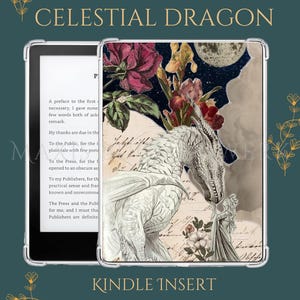 Könnte beinhalten: Ein Kindle-Insert mit einem himmlischen Drachendesign. Das Insert zeigt einen weißen Drachen mit floralen und himmlischen Elementen. Der Text "CELESTIAL DRAGON" und "KINDLE INSERT" ist abgebildet. Der Hintergrund ist dunkelgrün.
