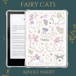 Könnte beinhalten: Eine Kindle-Hülle mit einem skurrilen Design mit weißen Katzen mit Feenflügeln, Sternen und floralen Akzenten. Die Hülle ist mit "FAIRY CATS" und "KINDLE INSERT" beschriftet. Der Hintergrund ist dunkel türkis mit floralen Akzenten.