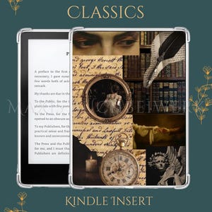 Könnte beinhalten: Kindle-Insert mit einer Collage zum Thema klassische Literatur. Es zeigt eine Taschenuhr, eine Feder und einen Stapel Bücher. Die Wörter "CLASSICS" und "KINDLE INSERT" sind abgebildet.