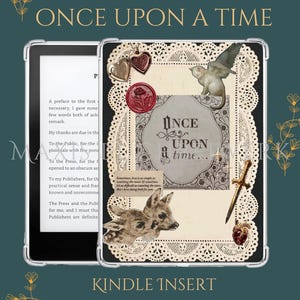 Könnte beinhalten: Ein Kindle-Insert mit einem dekorativen Design mit dem Text "ONCE UPON A TIME". Das Design umfasst einen herzförmigen Anhänger, eine Katze mit Flügeln, ein Reh, ein Schwert und ein Herz. Die Wörter "DIGITALER DOWNLOAD" und "KINDLE INSERT" sind ebenfalls vorhanden.