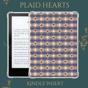 Könnte beinhalten: Eine Kindle-Hülle mit einem Karomuster aus Marineblau, Beige und Weiß, verziert mit roten Herzen. Der Text "PLAID HEARTS" steht oben und "KINDLE INSERT" unten. Das Bild zeigt auch ein Kindle-Gerät.