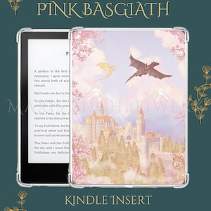 Könnte beinhalten: Eine Kindle-Hülle mit Fantasy-Design, die ein Schloss, Drachen und Kirschblüten in Rosa, Lila und Gold zeigt. Der Text "PINK BASGIATH" und "KINDLE INSERT" sind auf der Hülle zu sehen.