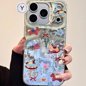 Puede incluir: Funda transparente para tel&eacute;fono con efecto de purpurina l&iacute;quida, con dise&ntilde;os de caballos balanc&iacute;n y manzanas rojos, azules y blancos. La funda tiene un fondo hologr&aacute;fico con caracteres chinos y las palabras "Wooden Horse".
