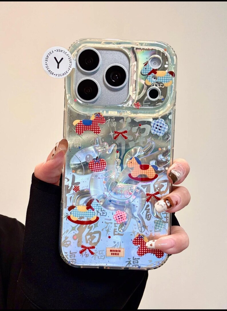 Puede incluir: Funda transparente para tel&eacute;fono con efecto de purpurina l&iacute;quida, con dise&ntilde;os de caballos balanc&iacute;n y manzanas rojos, azules y blancos. La funda tiene un fondo hologr&aacute;fico con caracteres chinos y las palabras "Wooden Horse".