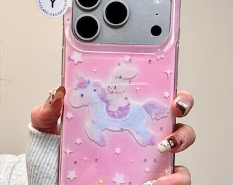 Funda y dije de conejito unicornio rosa de ensueño, funda brillante con estrellas para iPhone 17, 16, 15, 14 y 13 Pro Max, regalo con estética kawaii pastel de hadas.