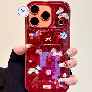 Puede incluir: Funda de tel&eacute;fono roja con un acabado brillante y un dise&ntilde;o l&uacute;dico. La funda presenta gr&aacute;ficos coloridos de caballos y flores. La funda tiene un dise&ntilde;o claro y protector con un recorte para la c&aacute;mara y una peque&ntilde;a pegatina con la letra "Y".