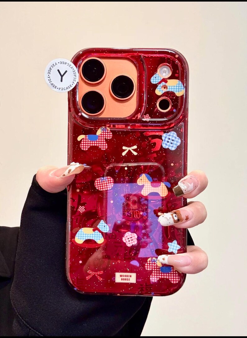 Puede incluir: Funda de tel&eacute;fono roja con un acabado brillante y un dise&ntilde;o l&uacute;dico. La funda presenta gr&aacute;ficos coloridos de caballos y flores. La funda tiene un dise&ntilde;o claro y protector con un recorte para la c&aacute;mara y una peque&ntilde;a pegatina con la letra "Y".