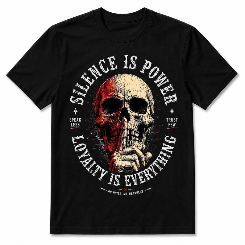 K&ouml;nnte beinhalten: Schwarzes T-Shirt mit einem Totenkopf-Design. Der Sch&auml;del ist geteilt, eine H&auml;lfte rot und die andere beige. Der Text um den Sch&auml;del lautet "SILENCE IS POWER" und "LOYALTY IS EVERYTHING". Zus&auml;tzlicher Text enth&auml;lt "SPEAK LESS", "TRUST FEW" und "NO NOISE. NO WEAKNESS."
