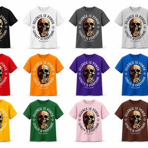 K&ouml;nnte beinhalten: Eine Auswahl an kurz&auml;rmeligen T-Shirts in verschiedenen Farben, jeweils mit einem Totenkopf-Motiv und dem Text "SILENCE IS POWER" und "LOYALTY IS EVERYTHING". Der Totenkopf hat einen Finger vor dem Mund. Farben sind Schwarz, Wei&szlig;, Rot, Orange, Lila, Blau, Gelb, Gr&uuml;n, Rosa und Braun.