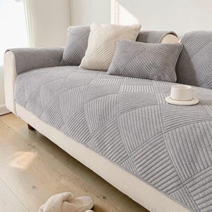 Eleganter gesteppter Sofabezug - weicher, rutschfester Couchbezug, dicker gepolsterter Möbelbezug, minimalistisches, modernes Wohnzimmerdekor, haustierfreundlicher Überwurf
