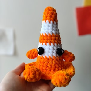 Peluche plot de chantier | cône de chantier | figurine plot de chantier| décoration plot de chantier au crochet