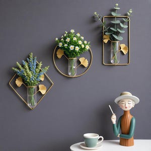 Può includere: Una tazza di ceramica bianca con un manico nero e la scritta "But First, Coffee" in stile scritto a mano. La tazza è su una superficie bianca. La tazza è alta circa 10 cm.