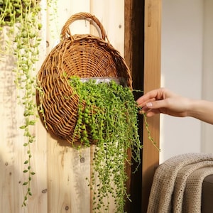 Könnte beinhalten: Ein Set aus drei Keramikbechern mit gesprenkelter, matter Oberfläche. Die Becher sind in den Farbtönen Creme, Hellgrau und Dunkelgrau gehalten. Jeder Becher hat ein schlichtes, minimalistisches Design, ideal für Kaffee oder Tee.