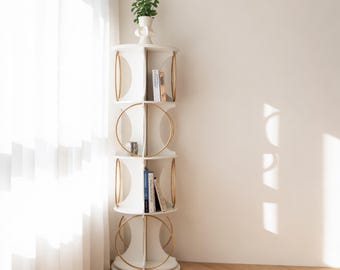 Torre de estantería giratoria moderna blanca con estante de exhibición de 360° y organizador con detalles dorados.