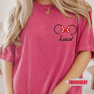 Camiseta personalizada de Mickey para papá y mamá, Comfort Colors®, camiseta para viaje familiar a Disneyland. imagen 3