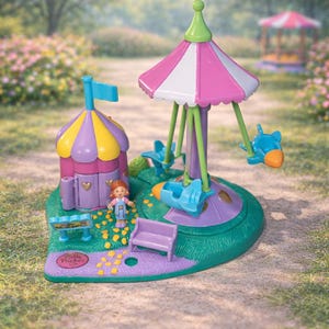 Może przedstawiać: Zestaw do zabawy Polly Pocket w stylu vintage, przedstawiający miniaturową scenę parku rozrywki. Zestaw zawiera karuzelę z niebieskimi huśtawkami w kształcie samolotów, mały budynek, ławkę i miniaturową figurkę. Schemat kolorów obejmuje różowy, fioletowy, żółty i zielony.