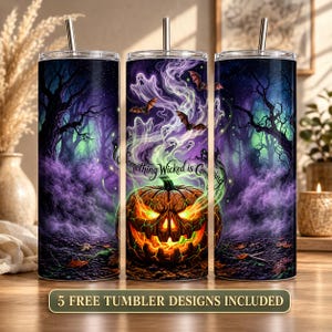 Può includere: Tre bicchieri a tema Halloween con cannucce in acciaio inossidabile. Ogni bicchiere presenta un design spettrale con una zucca luminosa, pipistrelli e la scritta "Something Wicked is Coming" su uno sfondo di foresta oscura. La parte inferiore dell'immagine recita "5 FREE TUMBLER DESIGNS INCLUDED".