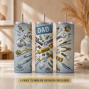 Könnte beinhalten: Drei Edelstahlbecher mit Deckel und Strohhalmen. Jeder Becher hat einen hellblauen Hintergrund mit Illustrationen von Werkzeugen und Sätzen wie "DAD: Master of Everything" und "Fixer of All Things". Der untere Teil des Bildes lautet "5 FREE TUMBLER DESIGNS INCLUDED".