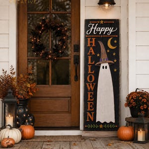 Puede incluir: Un letrero de madera rectangular alto con fondo negro que presenta el texto blanco Happy y el texto vertical naranja HALLOWEEN. Un fantasma blanco con un sombrero de bruja marrón está centrado en el letrero, junto a una luna creciente amarilla.