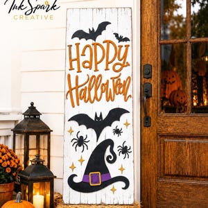 Puede incluir: Un letrero de madera blanco, alto y rectangular, con acabado desgastado y el texto naranja Happy Halloween. El letrero está decorado con murciélagos negros, arañas negras, pequeñas estrellas doradas y un sombrero de bruja negro.