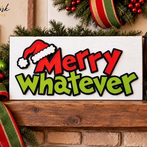 Könnte beinhalten: Ein rechteckiges weißes Holzschild mit dem Text Merry whatever in fetter roter und lindgrüner Schrift. Eine rot-weiße Weihnachtsmannmütze sitzt auf dem Wort Merry. Das Schild hat eine schwarze Umrandung um die Buchstaben und einen weißen Hintergrund.