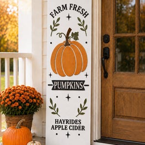 Pode incluir: Uma placa de varanda vertical alta de madeira branca com texto em preto que diz FARM FRESH, PUMPKINS, HAYRIDES e APPLE CIDER. A placa inclui um gráfico de uma abóbora laranja grande, detalhes de folhas verdes e pequenas estrelas e pontos pretos.