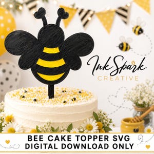 Op de afbeelding: Een zwart-gele bijentaarttopper met de tekst "Ink Spark Creative" en "BEE CAKE TOPPER SVG DIGITAL DOWNLOAD ONLY". De topper staat op een witte taart versierd met gele bloemen en kleine bijendecoraties.