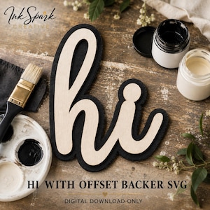Könnte beinhalten: Ein Holzschild "hi" mit einem schwarzen Offset-Backer. Das Schild ist hellfarbig mit einem schwarzen Rand, und der Text "HI WITH OFFSET BACKER SVG" steht unten. Farbe und ein Pinsel sind ebenfalls sichtbar.