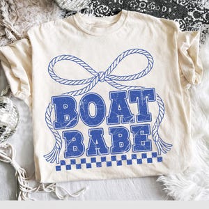 Boat Babe PNG | Nautisk sommarskjortadesign | Sjöliv båtgrafik | Strandsemester sublimering digital nedladdning