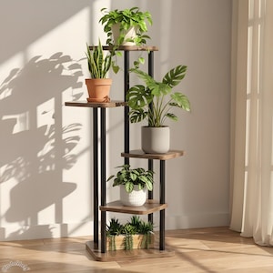 Könnte beinhalten: Ein mehrstöckiger Pflanzenständer mit fünf Regalen. Der Ständer hat ein dunkles Metallgestell und Holzregale. Auf den Regalen werden verschiedene Topfpflanzen, darunter eine Sansevieria, eine Monstera und anderes Grün, ausgestellt.