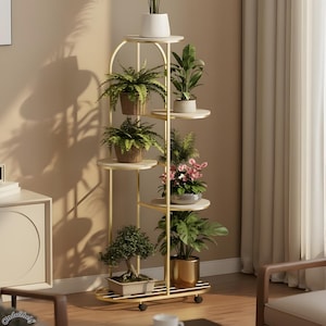 Może przedstawiać: Wysoki, złoty stojak na rośliny z wieloma okrągłymi półkami, na których umieszczono rośliny w doniczkach. Stojak ma zakrzywioną konstrukcję i stoi na małych kółkach. Na półkach wystawione są różne rośliny, w tym paprocie, orchidee i bonsai.