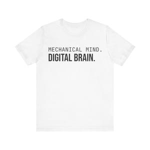 Könnte beinhalten: Weißes T-Shirt mit dem schwarzen Text "MECHANICAL MIND. DIGITAL BRAIN.". Das T-Shirt hat kurze Ärmel und einen Rundhalsausschnitt.