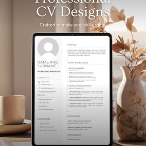 Può includere: Un tablet mostra un modello di curriculum vitae con il testo "Professional CV Designs" e "Crafted to make your skills shine." Il curriculum include sezioni per profilo, esperienza lavorativa, competenze e istruzione. Una tazza e un vaso con fiori sono sullo sfondo.
