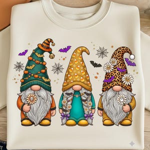 Può includere: Un set di tre vasi in ceramica bianca con un design strutturato e scanalato. I vasi misurano circa 25 cm, 20 cm e 15 cm di altezza. Il design è uniforme su tutti e tre.