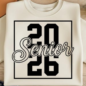 Puede incluir: Sudadera color crema con un diseño cuadrado negro. El diseño presenta los números en negrita "20" y "26" con la palabra "Senior" en cursiva, todo en negro. Un diseño simple pero elegante.