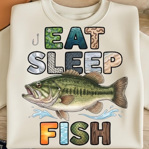 Puede incluir: Una taza de cerámica blanca con un asa negra y el texto "But First, Coffee" en negro, con una fuente de estilo manuscrito. La taza está sobre una superficie blanca.